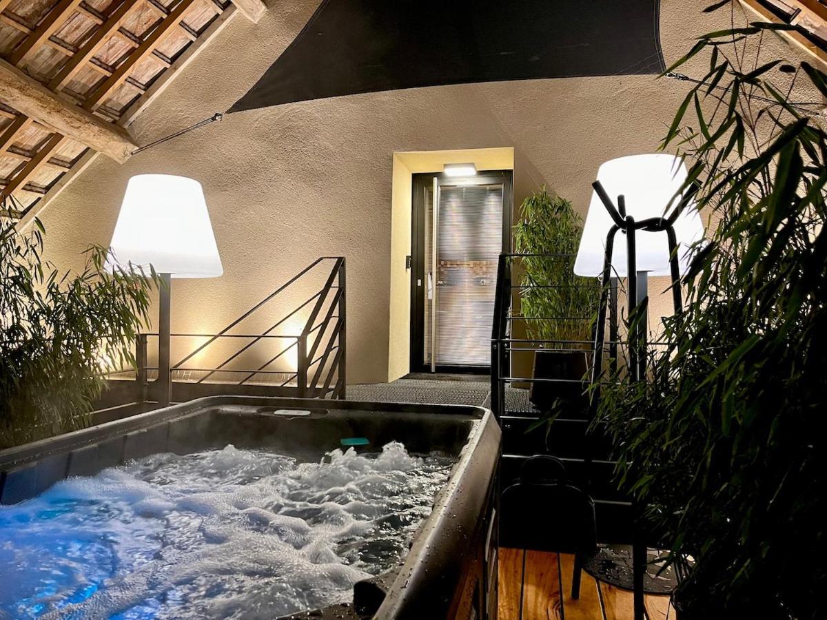 Le Studio Des Pres Verts Suite Design Avec Jacuzzi Privatif Jouey Bagian luar foto